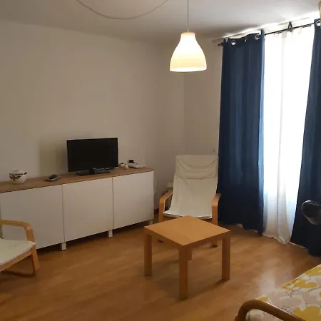 Apartamento Renovado, Frente A La Playa, Con Garaje