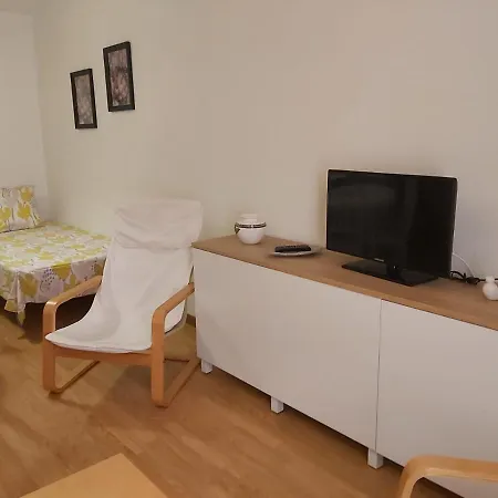 Apartamento Renovado, Frente A La Playa, Con Garaje *